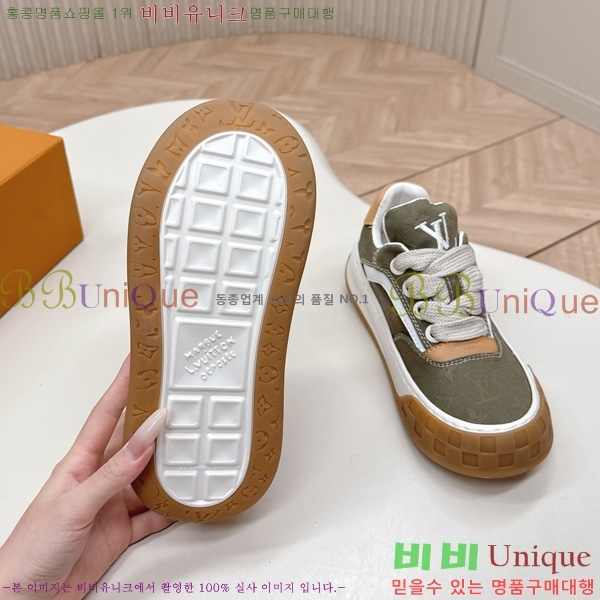 �������� ���̺��� Tilted Sneaker ����Ŀ�� LV402282-7